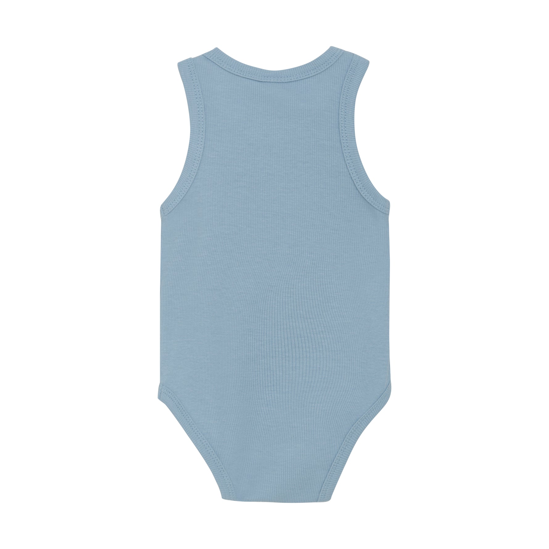 Dieser blaue Body von Celavi bietet angenehmen Tragekomfort und eine hochwertige Verarbeitung, die Ihr Kind den ganzen Tag unterstützt.