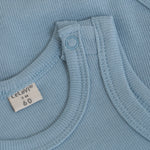 Dieser blaue Body von Celavi bietet angenehmen Tragekomfort und eine hochwertige Verarbeitung, die Ihr Kind den ganzen Tag unterstützt.