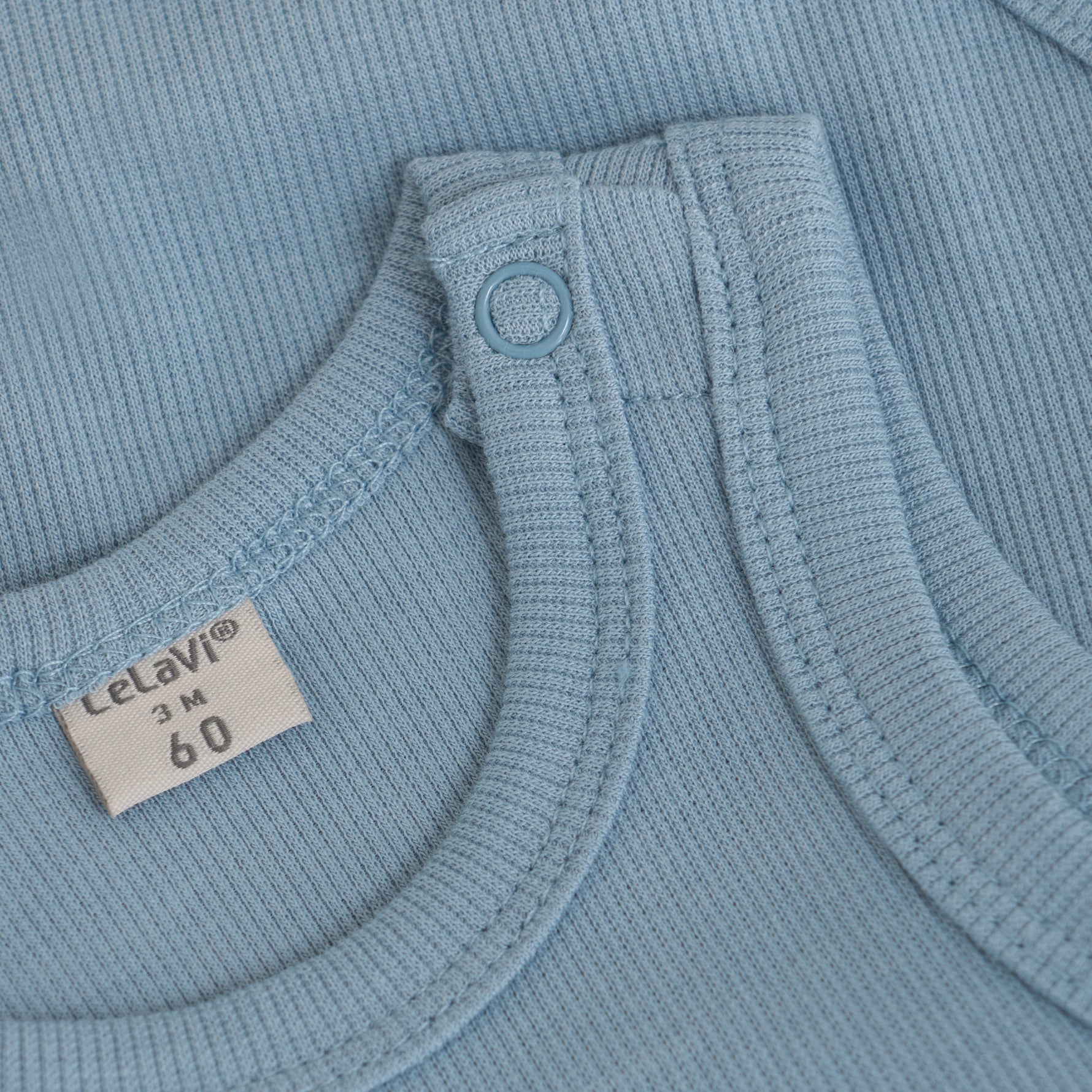 Dieser blaue Body von Celavi bietet angenehmen Tragekomfort und eine hochwertige Verarbeitung, die Ihr Kind den ganzen Tag unterstützt.