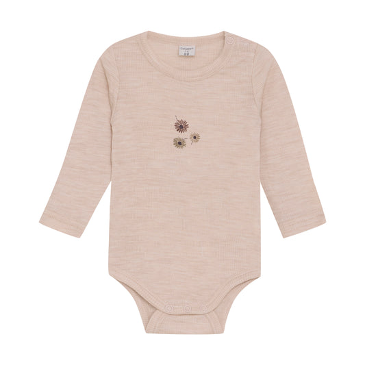Dieses langärmlige Body von Celavi besticht durch ein zartes Muster kleiner Blümchen und bietet Komfort sowie Stil für Ihr Kind.