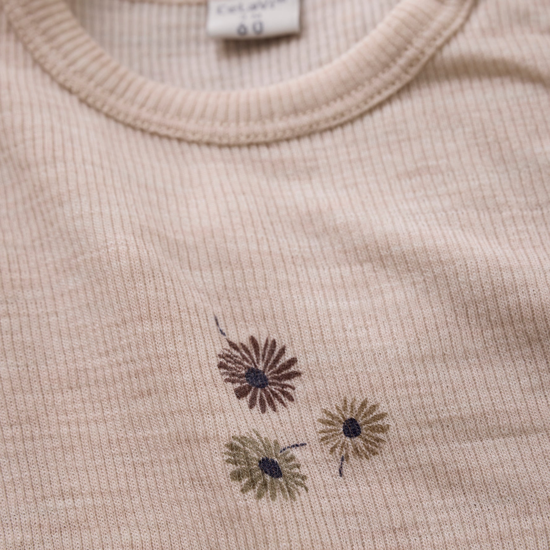 Dieses langärmlige Body von Celavi besticht durch ein zartes Muster kleiner Blümchen und bietet Komfort sowie Stil für Ihr Kind.