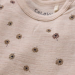 Dieses Body überzeugt mit einem dezenten, durchgehenden Blumenmuster von Celavi und besteht aus hochwertiger Wolle für angenehmen Tragekomfort.