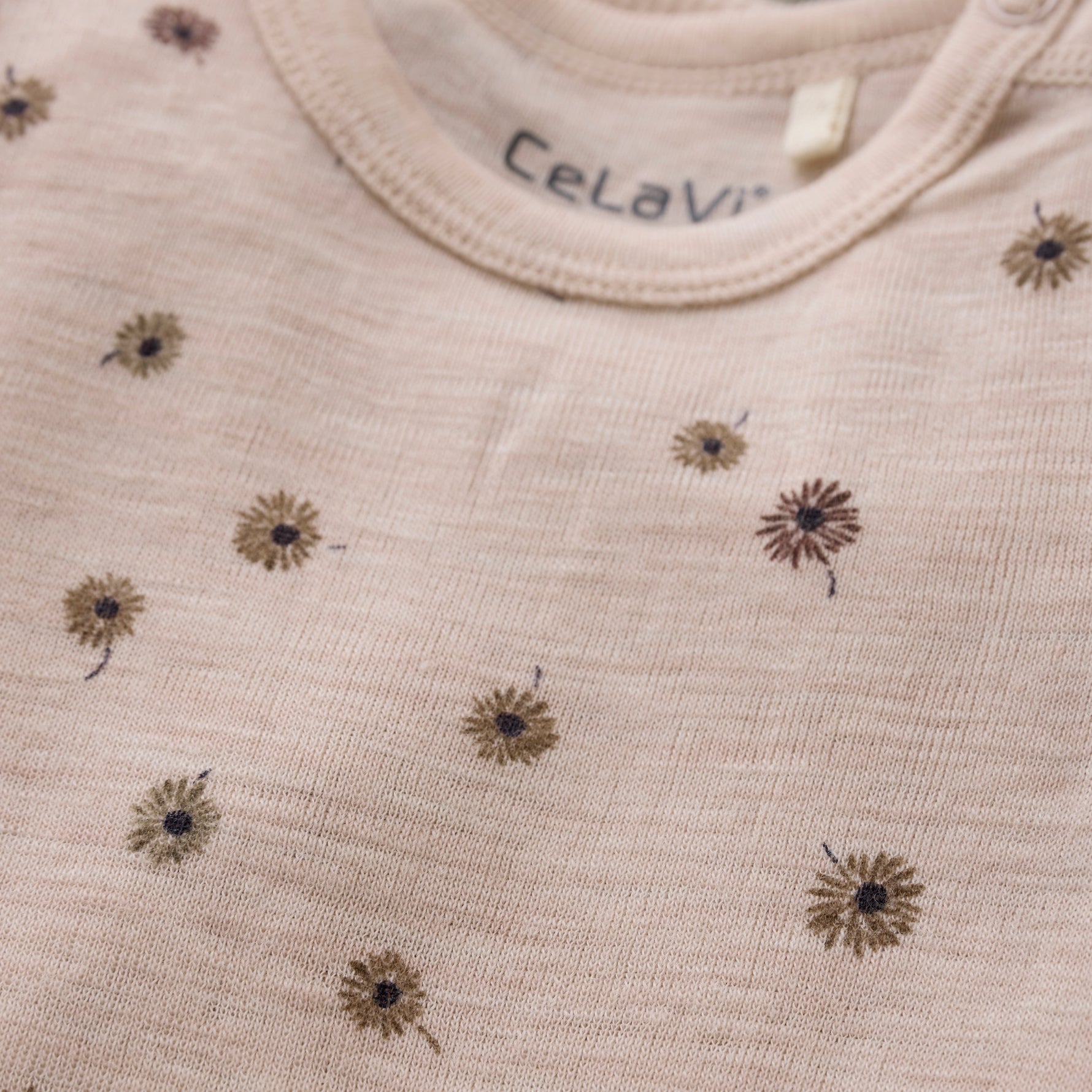 Dieses Body überzeugt mit einem dezenten, durchgehenden Blumenmuster von Celavi und besteht aus hochwertiger Wolle für angenehmen Tragekomfort.