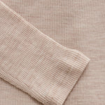 Dieses beige Langarmshirt aus Wolle von Celavi bietet angenehmen Tragekomfort und zeitlose Eleganz für jede Gelegenheit.