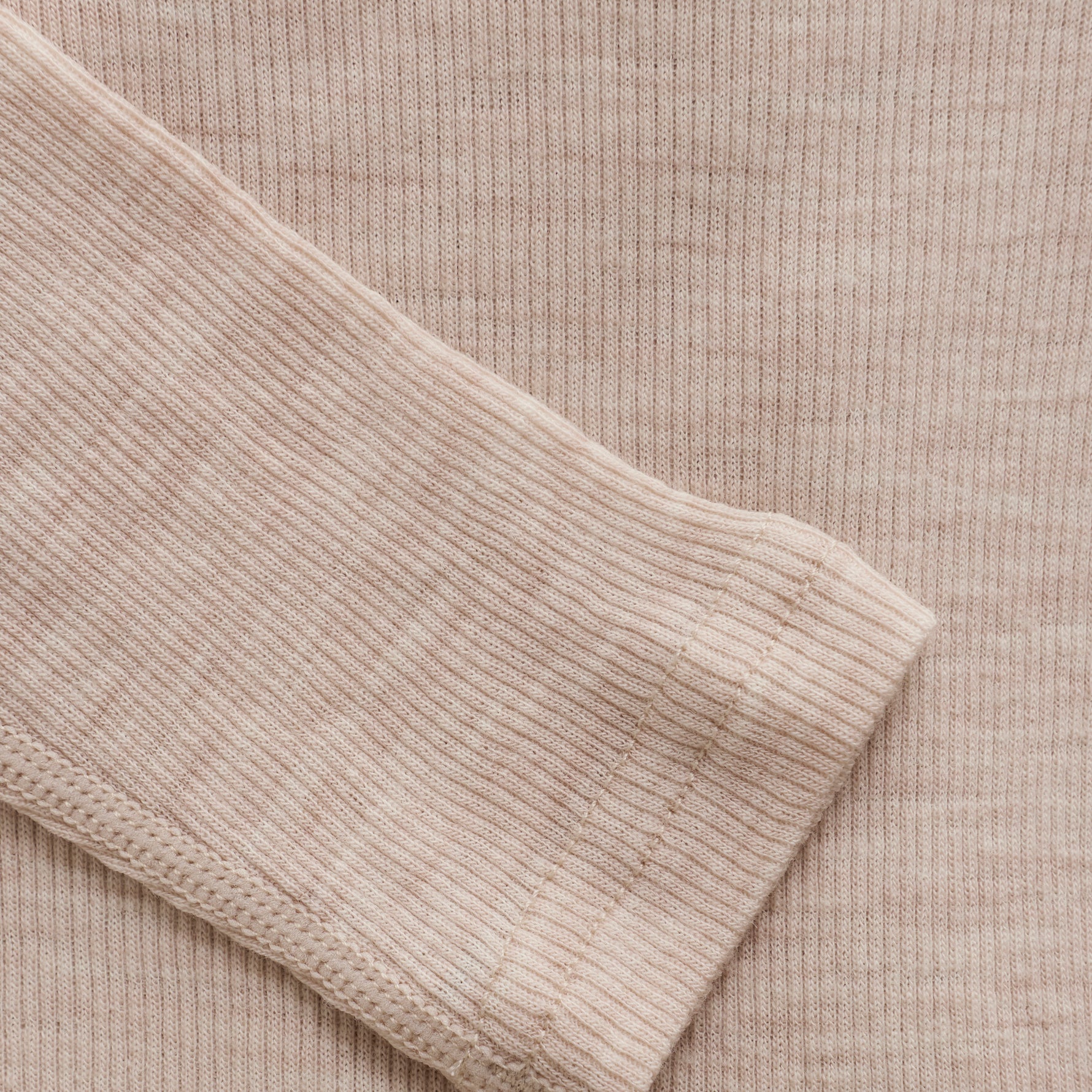 Dieses beige Langarmshirt aus Wolle von Celavi bietet angenehmen Tragekomfort und zeitlose Eleganz für jede Gelegenheit.