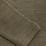 Dieses langärmlige Shirt in Olivgrün aus hochwertiger Wolle von Celavi bietet angenehmen Tragekomfort und zeitlose Eleganz.