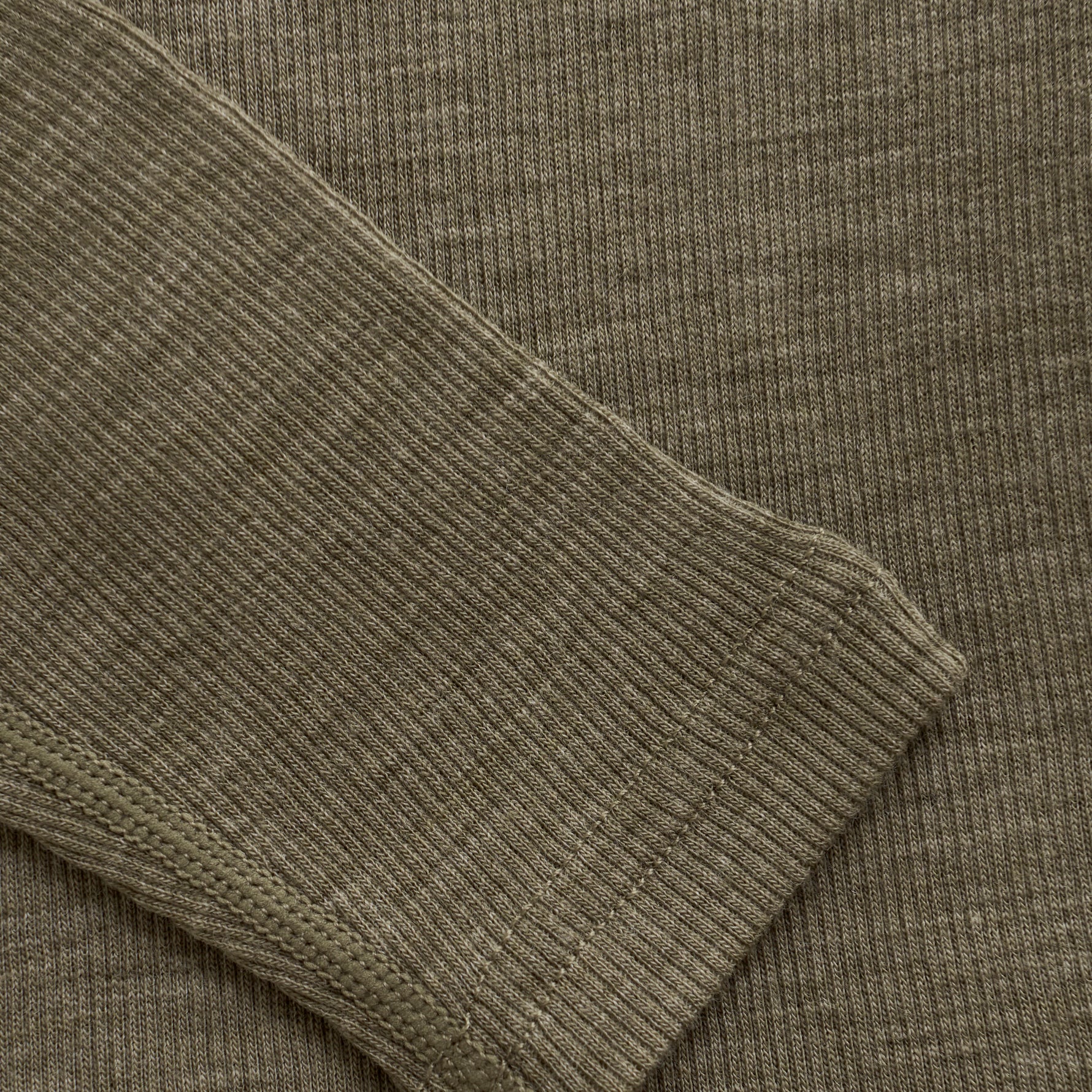 Dieses langärmlige Shirt in Olivgrün aus hochwertiger Wolle von Celavi bietet angenehmen Tragekomfort und zeitlose Eleganz.