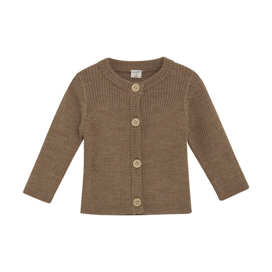 Dieser Cardigan in Braun-Beige von Celavi überzeugt durch sein angenehmes Strickmaterial und zeitloses Design – perfekt, um Ihrem Outfit Wärme und Stil zu verleihen.