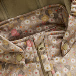 Die Softshelljacke von Celavi besticht durch ein attraktives Blumenmuster und ein weiches Innenfleece. Mit einer Wassersäule von 8.000 mm bietet sie optimalen Schutz bei kühlen und regnerischen Wetterlagen und lässt sich ideal mit der passenden Hose kombinieren.