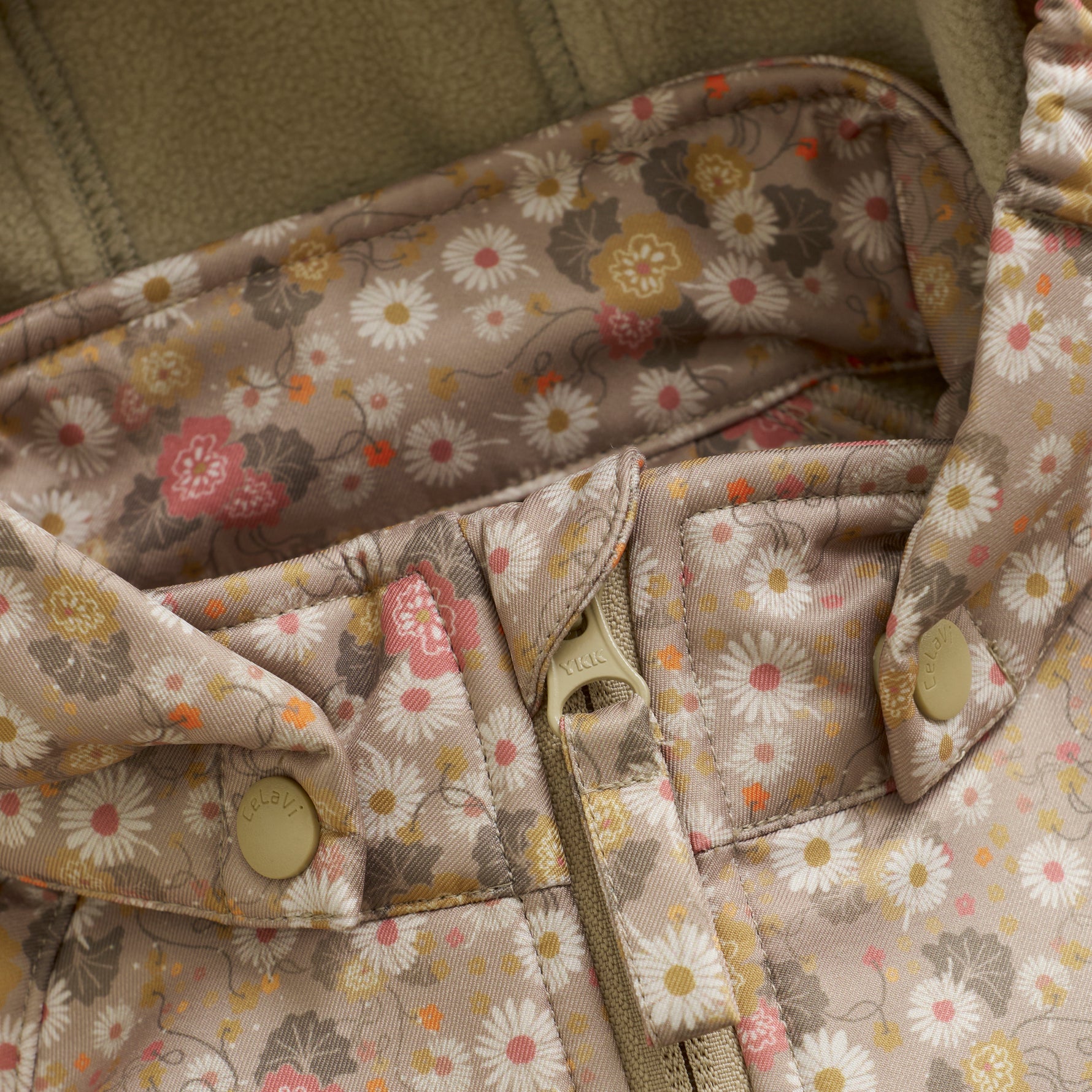 Die Softshelljacke von Celavi besticht durch ein attraktives Blumenmuster und ein weiches Innenfleece. Mit einer Wassersäule von 8.000 mm bietet sie optimalen Schutz bei kühlen und regnerischen Wetterlagen und lässt sich ideal mit der passenden Hose kombinieren.