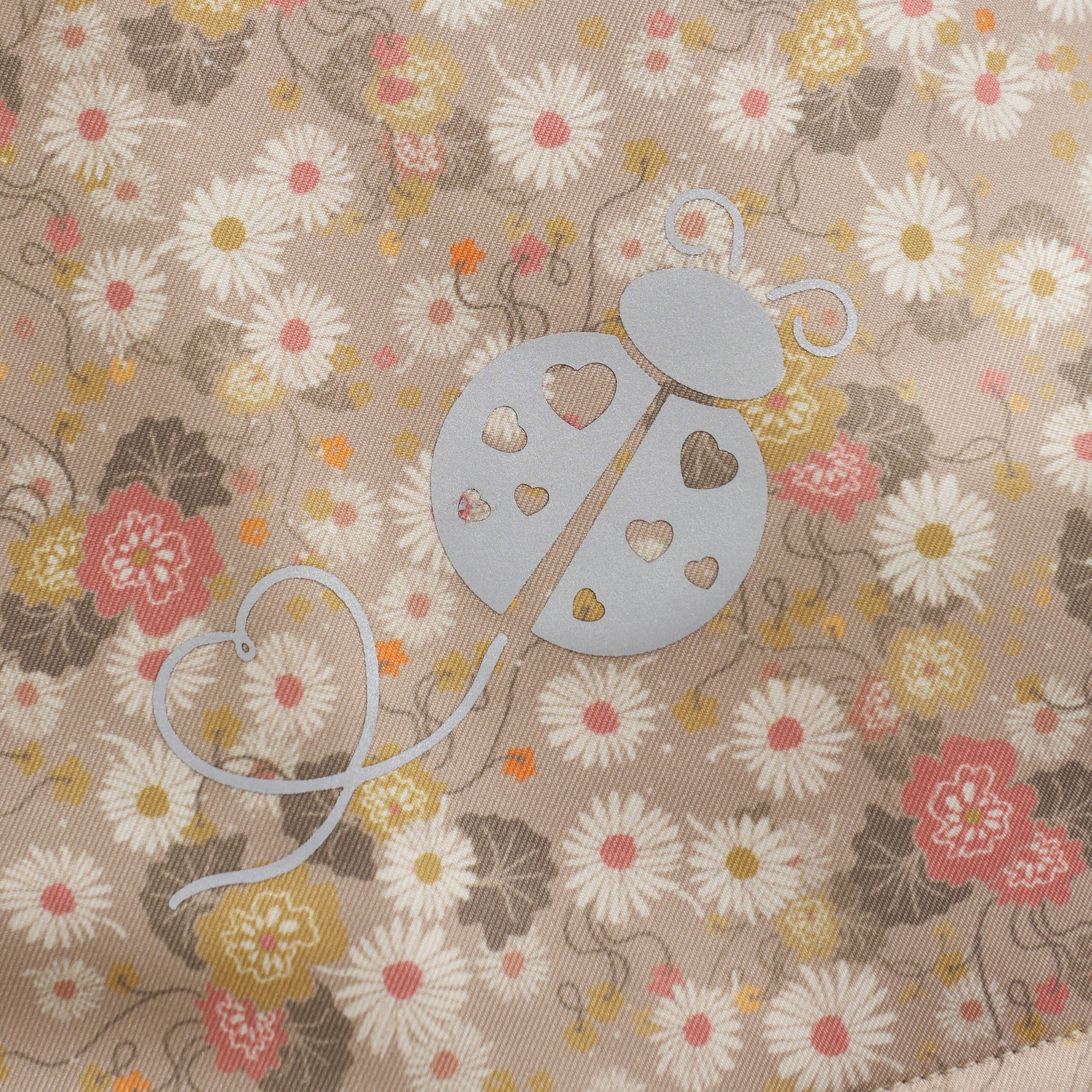 Die Softshelljacke von Celavi besticht durch ein attraktives Blumenmuster und ein weiches Innenfleece. Mit einer Wassersäule von 8.000 mm bietet sie optimalen Schutz bei kühlen und regnerischen Wetterlagen und lässt sich ideal mit der passenden Hose kombinieren.