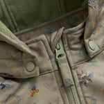 Die Softshell-Jacke von Celavi überzeugt mit einem weichen Innenfleece und einem attraktiven Tiermuster. Mit einer Wassersäule von 8000 mm hält sie an kühlen und nassen Tagen warm und trocken. In Kombination mit der passenden Hose bietet sie kleinen Abenteurern umfassenden Schutz.
