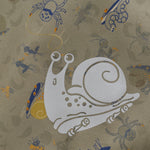 Die Softshell-Jacke von Celavi überzeugt mit einem weichen Innenfleece und einem attraktiven Tiermuster. Mit einer Wassersäule von 8000 mm hält sie an kühlen und nassen Tagen warm und trocken. In Kombination mit der passenden Hose bietet sie kleinen Abenteurern umfassenden Schutz.
