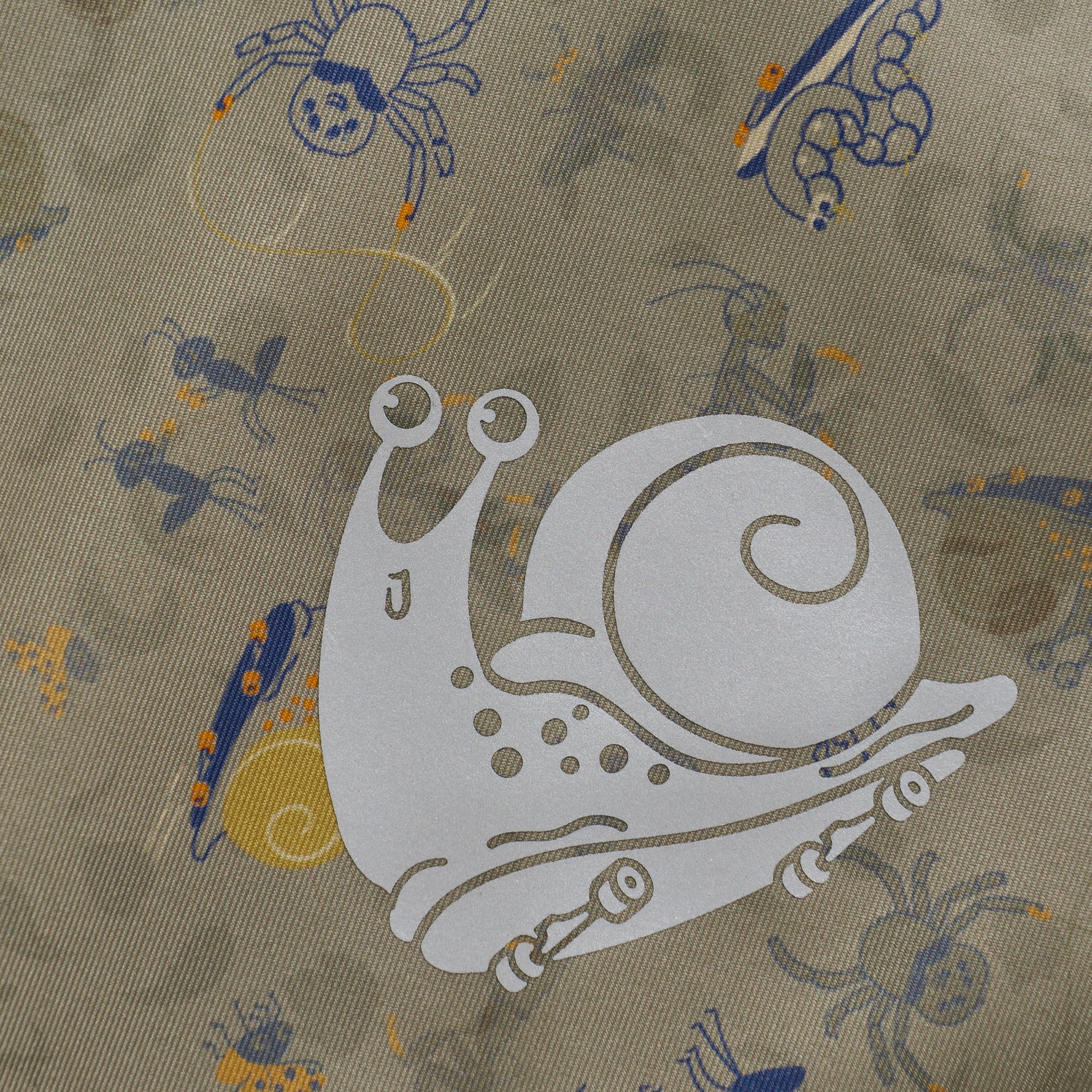 Die Softshell-Jacke von Celavi überzeugt mit einem weichen Innenfleece und einem attraktiven Tiermuster. Mit einer Wassersäule von 8000 mm hält sie an kühlen und nassen Tagen warm und trocken. In Kombination mit der passenden Hose bietet sie kleinen Abenteurern umfassenden Schutz.
