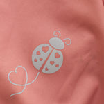 Die Softshell-Hose von Celavi in zartem Rosa ist mit einem weichen Fleecefutter versehen und verfügt über eine Wassersäule von 8000 mm. Sie ergänzt die Jacke optimal und eignet sich hervorragend für kühle sowie nasse Tage.