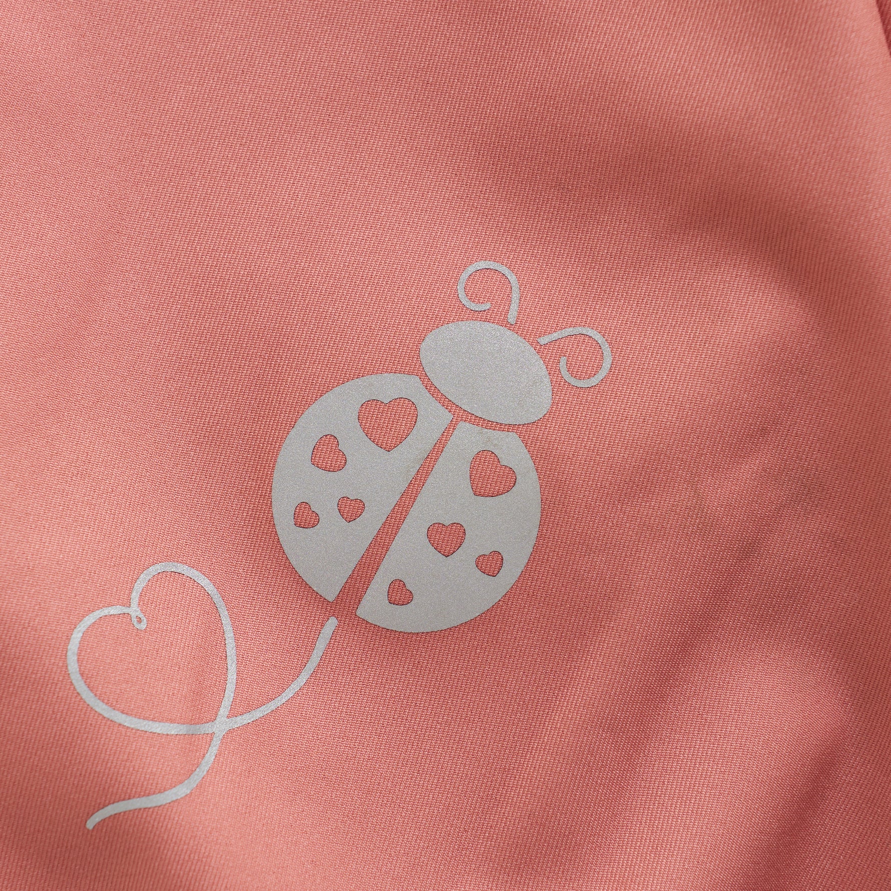 Die Softshell-Hose von Celavi in zartem Rosa ist mit einem weichen Fleecefutter versehen und verfügt über eine Wassersäule von 8000 mm. Sie ergänzt die Jacke optimal und eignet sich hervorragend für kühle sowie nasse Tage.