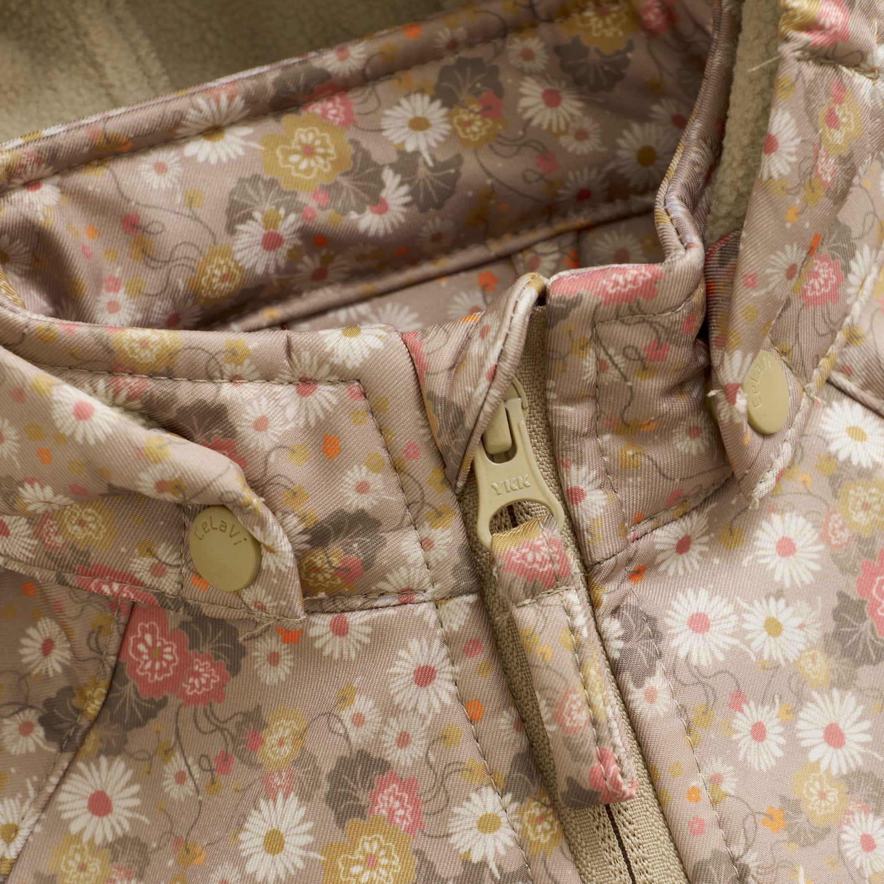 Der Softshell-Overall von Celavi besticht durch ein charmantes Blumenmuster und ist innen mit weichem Fleece ausgestattet. Mit einer Wassersäule von 8000 mm bietet er zuverlässig Schutz an kühlen und regnerischen Tagen. Ideal für wechselhafte Wetterbedingungen.