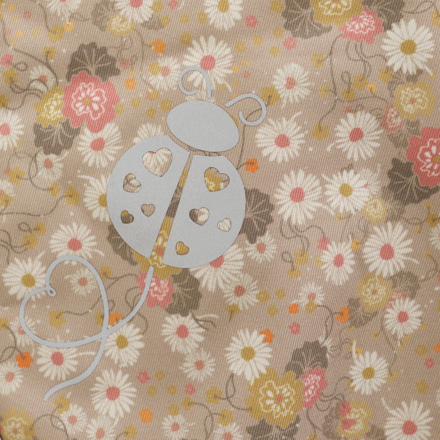 Der Softshell-Overall von Celavi besticht durch ein charmantes Blumenmuster und ist innen mit weichem Fleece ausgestattet. Mit einer Wassersäule von 8000 mm bietet er zuverlässig Schutz an kühlen und regnerischen Tagen. Ideal für wechselhafte Wetterbedingungen.