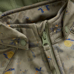 Der Softshell-Overall von Celavi überzeugt durch ein ansprechendes Design mit kleinen Tiermotiven und eine weiche Fleece-Innenseite. Dank einer Wassersäule von 8000 mm gewährleistet er optimalen Schutz bei kühlem und feuchtem Wetter und eignet sich hervorragend für wechselhafte Bedingungen.