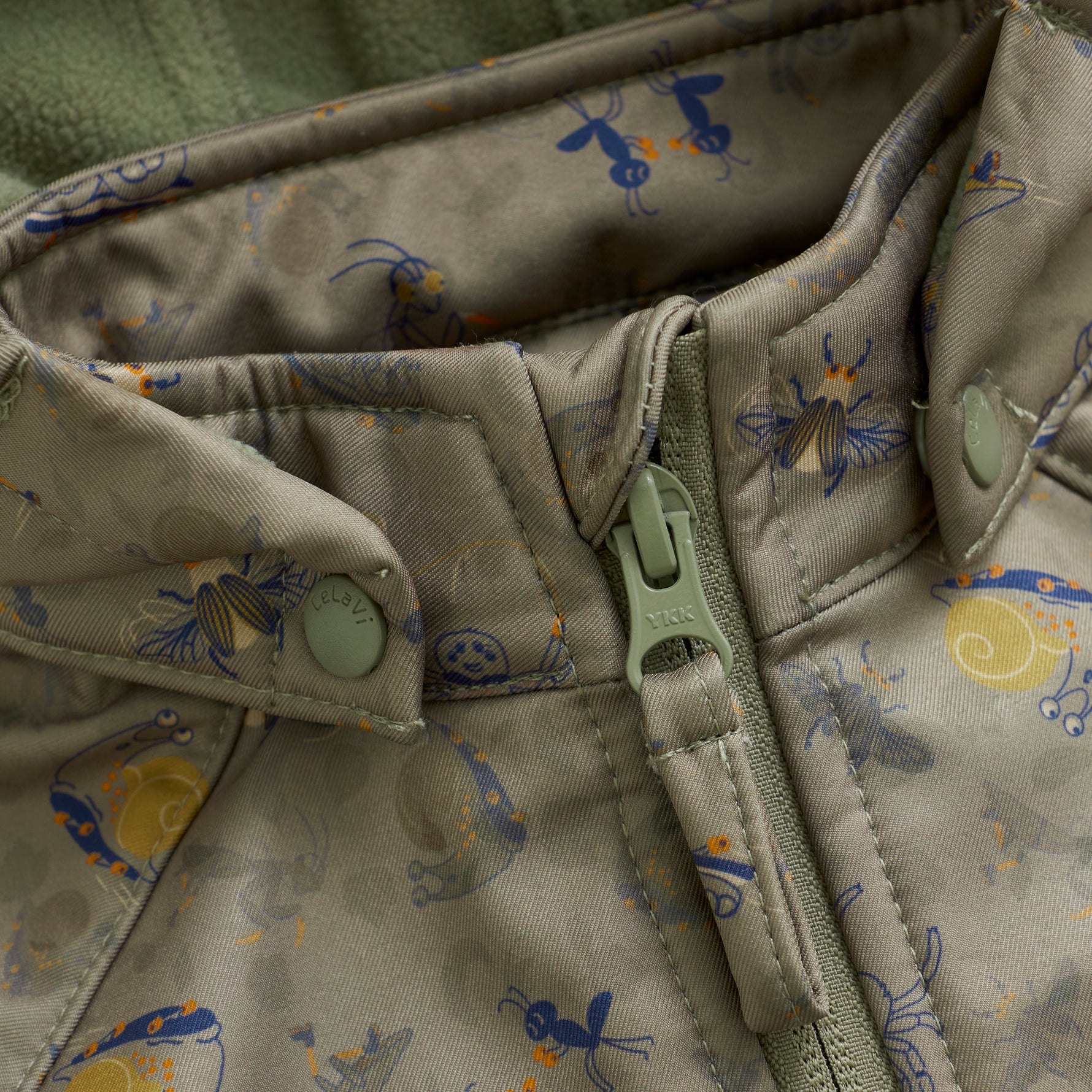 Der Softshell-Overall von Celavi überzeugt durch ein ansprechendes Design mit kleinen Tiermotiven und eine weiche Fleece-Innenseite. Dank einer Wassersäule von 8000 mm gewährleistet er optimalen Schutz bei kühlem und feuchtem Wetter und eignet sich hervorragend für wechselhafte Bedingungen.