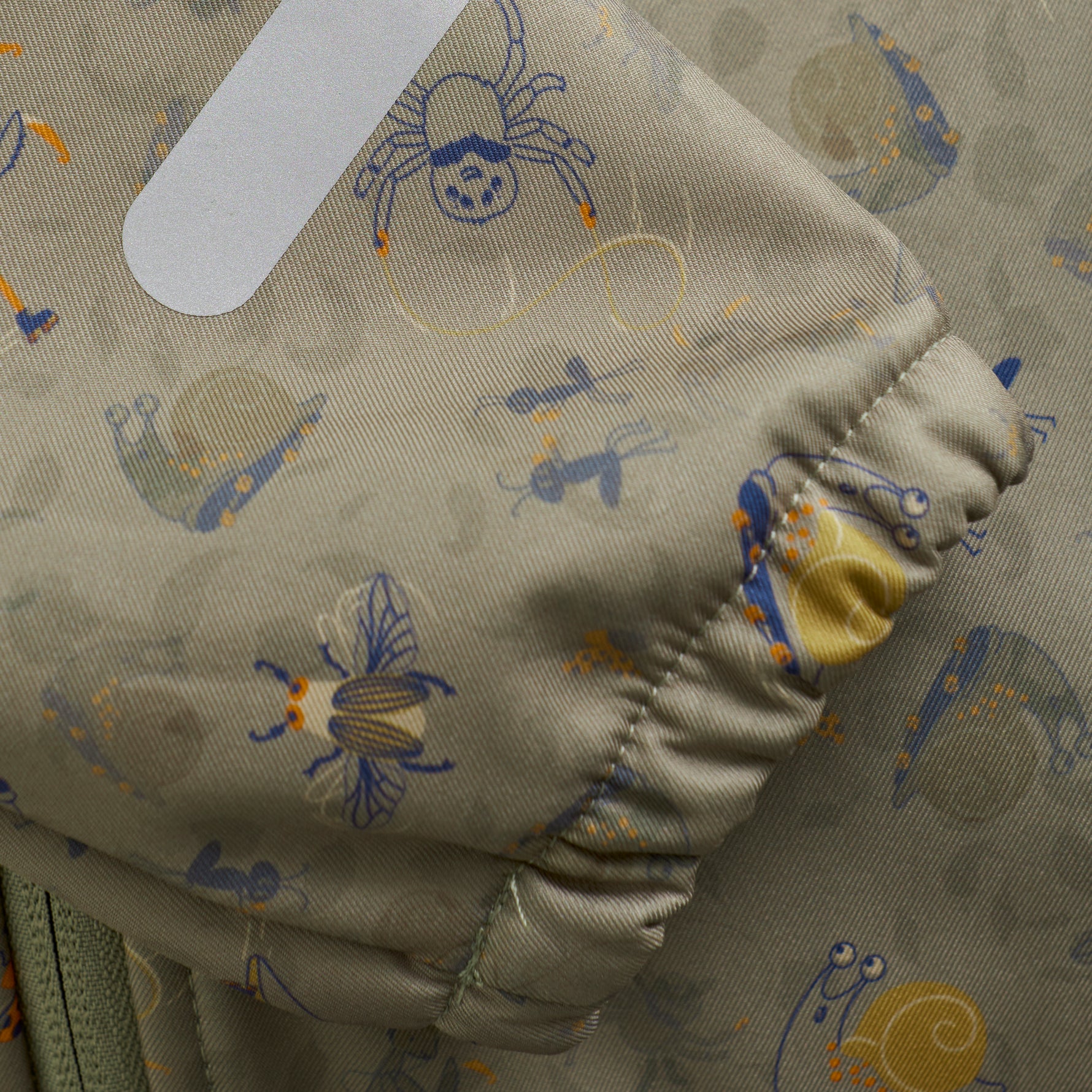 Der Softshell-Overall von Celavi überzeugt durch ein ansprechendes Design mit kleinen Tiermotiven und eine weiche Fleece-Innenseite. Dank einer Wassersäule von 8000 mm gewährleistet er optimalen Schutz bei kühlem und feuchtem Wetter und eignet sich hervorragend für wechselhafte Bedingungen.