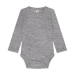 Das hochwertige Body LS – SOLID von Celavi ist die perfekte Wahl für kuschelige Tage. Der langärmelige Body aus 100% Wolle bietet natürliche Wärmeisolation und angenehmen Tragekomfort. Die graue Färbung ist zeitlos und vielseitig kombinierbar. Ideal für Babys, die Qualität und Komfort brauchen.