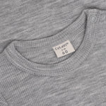 Das hochwertige Body LS – SOLID von Celavi ist die perfekte Wahl für kuschelige Tage. Der langärmelige Body aus 100% Wolle bietet natürliche Wärmeisolation und angenehmen Tragekomfort. Die graue Färbung ist zeitlos und vielseitig kombinierbar. Ideal für Babys, die Qualität und Komfort brauchen.