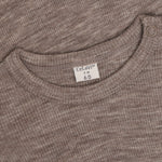 Das hochwertige Body LS – SOLID von Celavi ist die perfekte Wahl für kuschelige Tage. Der langärmelige Body aus 100% Wolle bietet natürliche Wärmeisolation und angenehmen Tragekomfort. Die braune Färbung ist zeitlos und vielseitig kombinierbar. Ideal für Babys, die Qualität und Komfort brauchen.