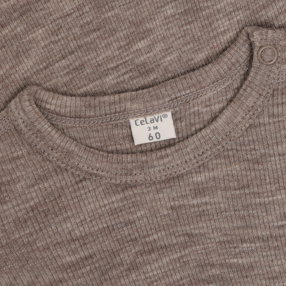 Das hochwertige Body LS – SOLID von Celavi ist die perfekte Wahl für kuschelige Tage. Der langärmelige Body aus 100% Wolle bietet natürliche Wärmeisolation und angenehmen Tragekomfort. Die braune Färbung ist zeitlos und vielseitig kombinierbar. Ideal für Babys, die Qualität und Komfort brauchen.