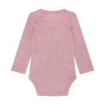 Das hochwertige Body LS – SOLID von Celavi ist die perfekte Wahl für kuschelige Tage. Der langärmelige Body aus 100% Wolle bietet natürliche Wärmeisolation und angenehmen Tragekomfort. Die rosa Färbung ist zeitlos und vielseitig kombinierbar. Ideal für Babys, die Qualität und Komfort brauchen.