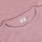 Das hochwertige Body LS – SOLID von Celavi ist die perfekte Wahl für kuschelige Tage. Der langärmelige Body aus 100% Wolle bietet natürliche Wärmeisolation und angenehmen Tragekomfort. Die rosa Färbung ist zeitlos und vielseitig kombinierbar. Ideal für Babys, die Qualität und Komfort brauchen.