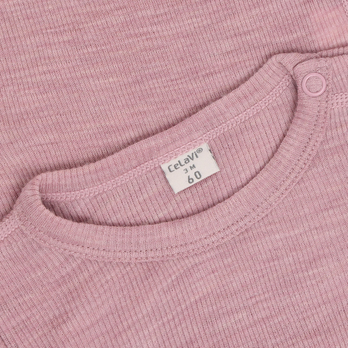 Das hochwertige Body LS – SOLID von Celavi ist die perfekte Wahl für kuschelige Tage. Der langärmelige Body aus 100% Wolle bietet natürliche Wärmeisolation und angenehmen Tragekomfort. Die rosa Färbung ist zeitlos und vielseitig kombinierbar. Ideal für Babys, die Qualität und Komfort brauchen.