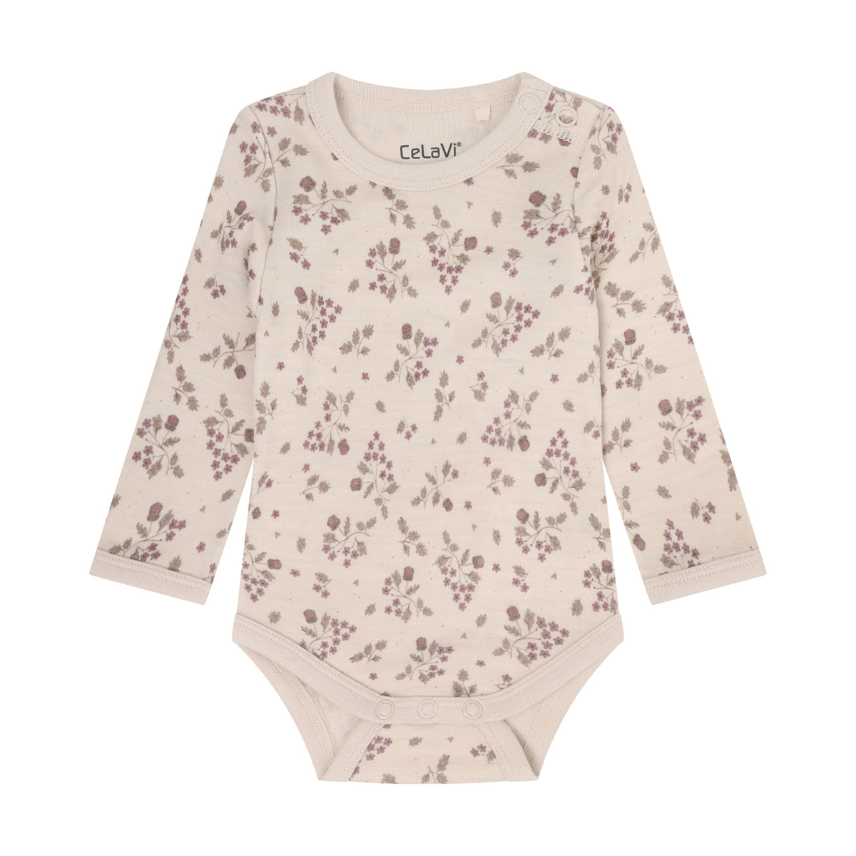 Der farbenfrohe All-Over-Blümchenprint verleiht dem Body von Celavi einen verspielten, modernen Look. Perfekt für Übergangsjahreszeiten und vielseitig kombinierbar. Das hochwertige Material aus 50% Wolle und 50% Viskose bietet optimale Wärmeisolation und angenehmen Tragekomfort. Die Viskose sorgt für eine geschmeidige Oberfläche und gute Feuchtigkeitsregulierung, während die Wolle natürliche Temperaturausgleichseigenschaften mitbringt.&nbsp;