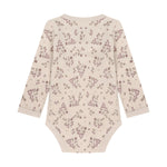 Der farbenfrohe All-Over-Blümchenprint verleiht dem Body von Celavi einen verspielten, modernen Look. Perfekt für Übergangsjahreszeiten und vielseitig kombinierbar. Das hochwertige Material aus 50% Wolle und 50% Viskose bietet optimale Wärmeisolation und angenehmen Tragekomfort. Die Viskose sorgt für eine geschmeidige Oberfläche und gute Feuchtigkeitsregulierung, während die Wolle natürliche Temperaturausgleichseigenschaften mitbringt.&nbsp;