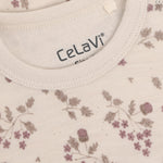 Der farbenfrohe All-Over-Blümchenprint verleiht dem Body von Celavi einen verspielten, modernen Look. Perfekt für Übergangsjahreszeiten und vielseitig kombinierbar. Das hochwertige Material aus 50% Wolle und 50% Viskose bietet optimale Wärmeisolation und angenehmen Tragekomfort. Die Viskose sorgt für eine geschmeidige Oberfläche und gute Feuchtigkeitsregulierung, während die Wolle natürliche Temperaturausgleichseigenschaften mitbringt.&nbsp;