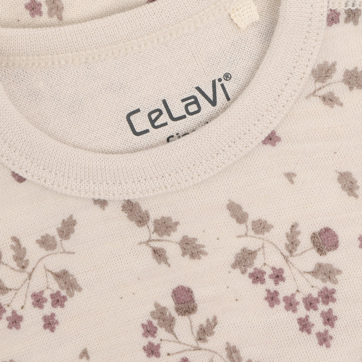 Der farbenfrohe All-Over-Blümchenprint verleiht dem Body von Celavi einen verspielten, modernen Look. Perfekt für Übergangsjahreszeiten und vielseitig kombinierbar. Das hochwertige Material aus 50% Wolle und 50% Viskose bietet optimale Wärmeisolation und angenehmen Tragekomfort. Die Viskose sorgt für eine geschmeidige Oberfläche und gute Feuchtigkeitsregulierung, während die Wolle natürliche Temperaturausgleichseigenschaften mitbringt.&nbsp;