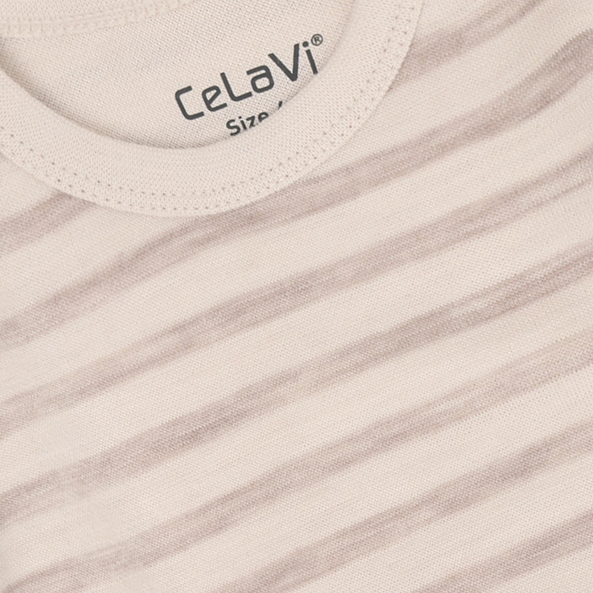 Dieser gestreifte Langarm Body von Celavi besticht durch seine hochwertige Materialzusammensetzung aus 50% Wolle und 50% Viskose. Die natürlichen Fasern bieten optimale Temperaturregulation und angenehmen Tragekomfort für empfindliche Haut. Das klassische Streifenmuster verleiht dem Body zeitlose Eleganz und Vielseitigkeit. Perfekt für Übergangsjahreszeiten und als Basis-Layer unter anderen Kleidungsstücken geeignet.
