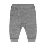 Bequeme Harem Pants aus hochwertiger Woll-Viskose-Mischung. Das natürliche Material bietet optimale Temperaturregulation und angenehmen Tragekomfort. Die lockere Passform ermöglicht volle Bewegungsfreiheit und ist ideal für Alltag und Freizeit. Pflegeleicht und langlebig – ein vielseitiges Basics-Piece für jeden Stil.