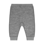 Bequeme Harem Pants aus hochwertiger Woll-Viskose-Mischung. Das natürliche Material bietet optimale Temperaturregulation und angenehmen Tragekomfort. Die lockere Passform ermöglicht volle Bewegungsfreiheit und ist ideal für Alltag und Freizeit. Pflegeleicht und langlebig – ein vielseitiges Basics-Piece für jeden Stil.