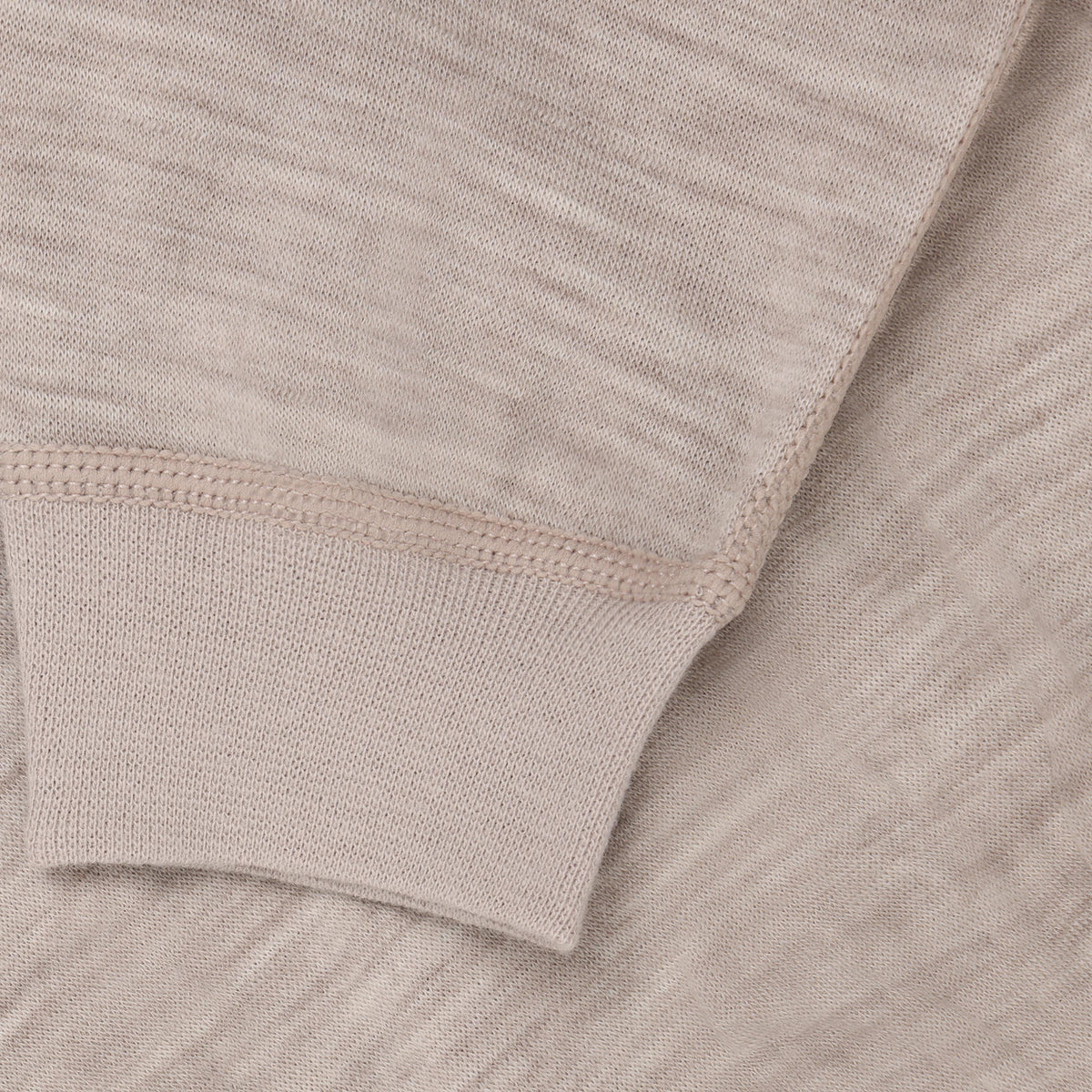 Bequeme Harem Pants aus hochwertiger Woll-Viskose-Mischung. Das natürliche Material bietet optimale Temperaturregulation und angenehmen Tragekomfort. Die lockere Passform ermöglicht volle Bewegungsfreiheit und ist ideal für Alltag und Freizeit. Pflegeleicht und langlebig – ein vielseitiges Basics-Piece für jeden Stil.