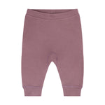 Bequeme Harem Pants aus hochwertiger Woll-Viskose-Mischung. Das natürliche Material bietet optimale Temperaturregulation und angenehmen Tragekomfort. Die lockere Passform ermöglicht volle Bewegungsfreiheit und ist ideal für Alltag und Freizeit. Pflegeleicht und langlebig – ein vielseitiges Basics-Piece für jeden Stil.