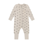 Der lange Jumpsuit von Celavi besticht durch seinen verspielten All Over Print und überzeugt mit hochwertiger Verarbeitung. Die Mischung aus 50% Wolle und 50% Viskose sorgt für angenehmen Tragekomfort und natürliche Temperaturregulation. Perfekt für vielseitige Styling-Möglichkeiten – ob casual oder elegant kombiniert. Ein zeitloses Lieblingsstück für kleine Fashionistas.