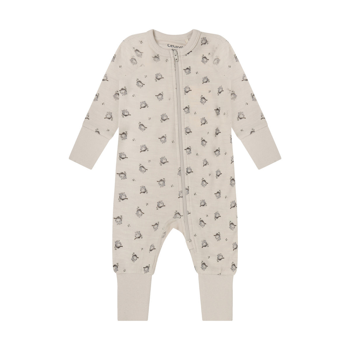 Der lange Jumpsuit von Celavi besticht durch seinen verspielten All Over Print und überzeugt mit hochwertiger Verarbeitung. Die Mischung aus 50% Wolle und 50% Viskose sorgt für angenehmen Tragekomfort und natürliche Temperaturregulation. Perfekt für vielseitige Styling-Möglichkeiten – ob casual oder elegant kombiniert. Ein zeitloses Lieblingsstück für kleine Fashionistas.