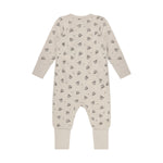 Der lange Jumpsuit von Celavi besticht durch seinen verspielten All Over Print und überzeugt mit hochwertiger Verarbeitung. Die Mischung aus 50% Wolle und 50% Viskose sorgt für angenehmen Tragekomfort und natürliche Temperaturregulation. Perfekt für vielseitige Styling-Möglichkeiten – ob casual oder elegant kombiniert. Ein zeitloses Lieblingsstück für kleine Fashionistas.