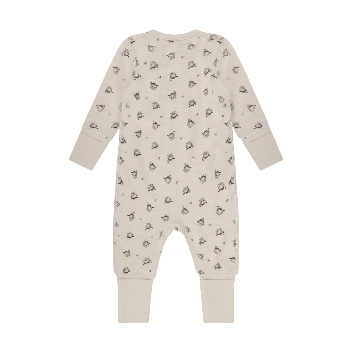 Der lange Jumpsuit von Celavi besticht durch seinen verspielten All Over Print und überzeugt mit hochwertiger Verarbeitung. Die Mischung aus 50% Wolle und 50% Viskose sorgt für angenehmen Tragekomfort und natürliche Temperaturregulation. Perfekt für vielseitige Styling-Möglichkeiten – ob casual oder elegant kombiniert. Ein zeitloses Lieblingsstück für kleine Fashionistas.