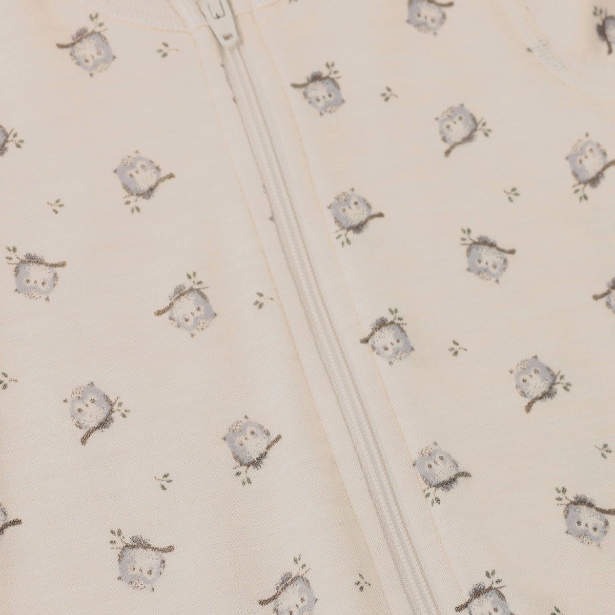 Der lange Jumpsuit von Celavi besticht durch seinen verspielten All Over Print und überzeugt mit hochwertiger Verarbeitung. Die Mischung aus 50% Wolle und 50% Viskose sorgt für angenehmen Tragekomfort und natürliche Temperaturregulation. Perfekt für vielseitige Styling-Möglichkeiten – ob casual oder elegant kombiniert. Ein zeitloses Lieblingsstück für kleine Fashionistas.