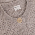 Eleganter brauner Cardigan von Celavi aus 100% Wolle. Das zeitlose Strickstück überzeugt mit hochwertiger Verarbeitung und angenehmer Wärmeisolation. Perfekt für vielseitige Styling-Möglichkeiten – ideal zu Hemden, T-Shirts oder Kleidern. Der klassische Schnitt macht ihn zu einem unverzichtbaren Basics-Piece für jede Garderobe.