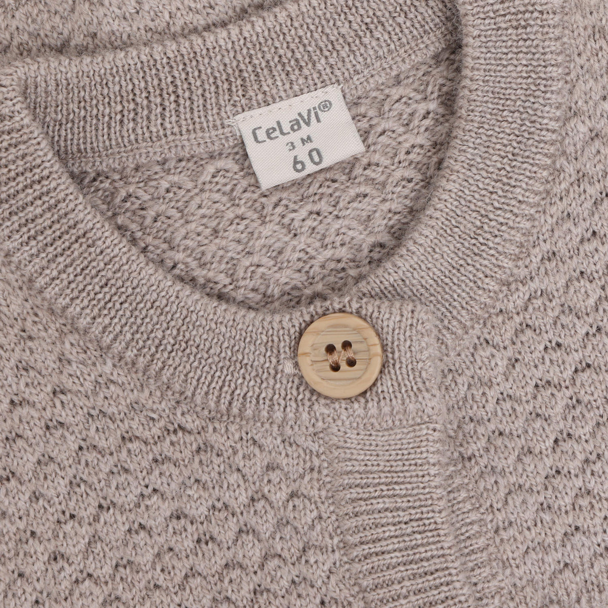 Eleganter brauner Cardigan von Celavi aus 100% Wolle. Das zeitlose Strickstück überzeugt mit hochwertiger Verarbeitung und angenehmer Wärmeisolation. Perfekt für vielseitige Styling-Möglichkeiten – ideal zu Hemden, T-Shirts oder Kleidern. Der klassische Schnitt macht ihn zu einem unverzichtbaren Basics-Piece für jede Garderobe.