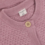 Eleganter rosa Cardigan von Celavi aus 100% Wolle. Das zeitlose Strickstück überzeugt mit hochwertiger Verarbeitung und angenehmer Wärmeisolation. Perfekt für vielseitige Styling-Möglichkeiten – ideal zu Hemden, T-Shirts oder Kleidern. Der klassische Schnitt macht ihn zu einem unverzichtbaren Basics-Piece für jede Garderobe.