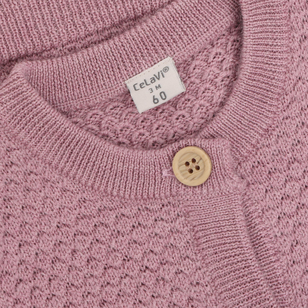 Eleganter rosa Cardigan von Celavi aus 100% Wolle. Das zeitlose Strickstück überzeugt mit hochwertiger Verarbeitung und angenehmer Wärmeisolation. Perfekt für vielseitige Styling-Möglichkeiten – ideal zu Hemden, T-Shirts oder Kleidern. Der klassische Schnitt macht ihn zu einem unverzichtbaren Basics-Piece für jede Garderobe.